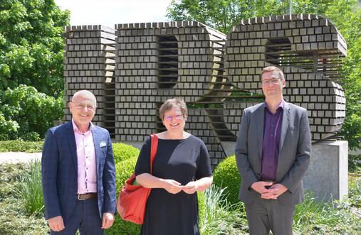 v.l.n.r.: Elmar Schmid ,Geschäftsführer JRS Petcare; Leni Breymaier , MdB; Michael Bodfeld, Prokurist JRS Petcare